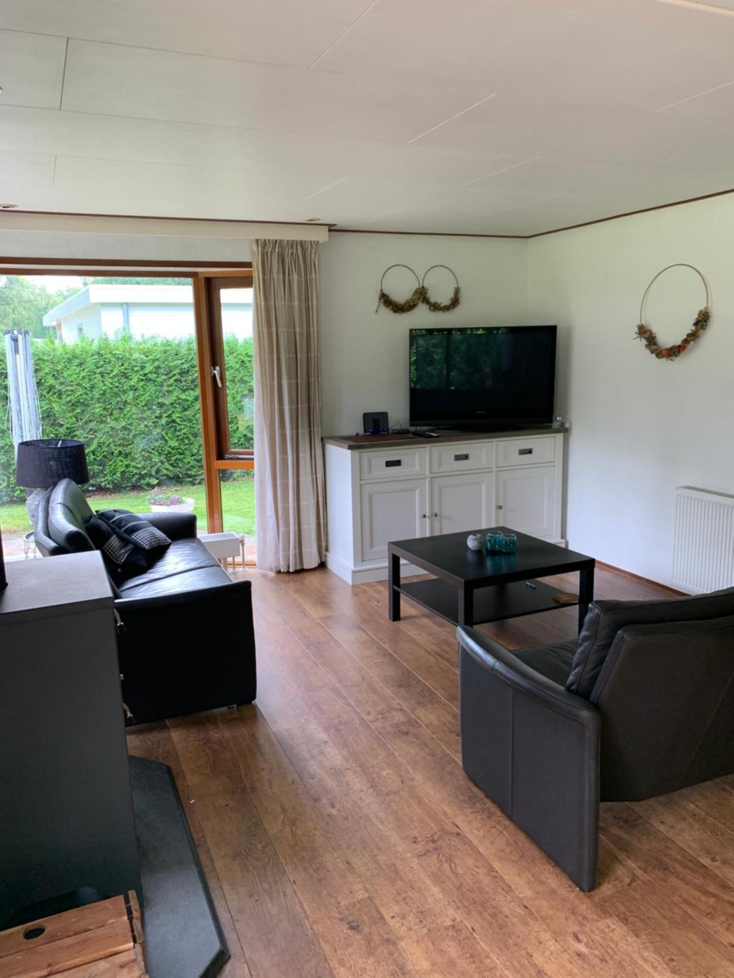 Dubbele Chalet Op Recreatiepark Topparken Op De Veluwe In Beekbergen Met Grote Vrije Tuin En Eigen Parkeerplaats Cameră foto